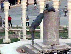 Esttua de Saddam Hussein  derrubada em praa de Bagd; vote na imagem da semana 